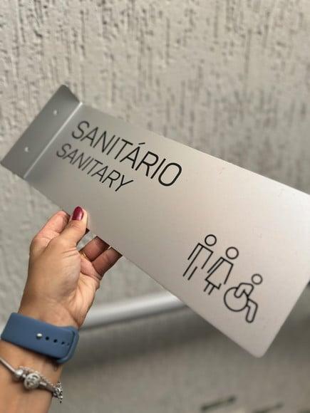 Placa Identificação de Sala Modelo Caulim Formato Bandeira