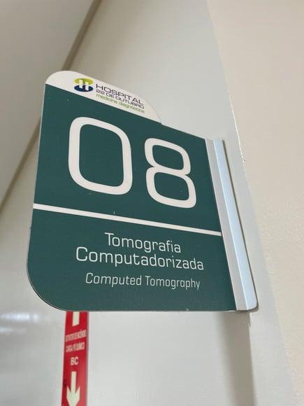 Placa Identificação de Sala Modelo Caulim Formato Bandeira