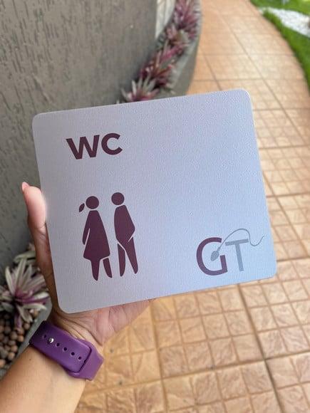 Placa Identificação de Wc - Banheiro - Modelo Caulim 16x18