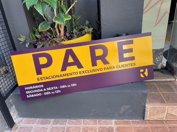 Placa Pare - Estacionamento Exclusivo - Modelo Caulim 82x30