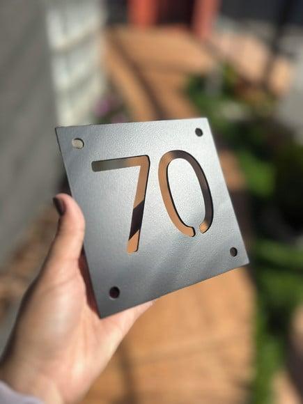 Placa Residencial Algarismo Vazado - 15x15cm