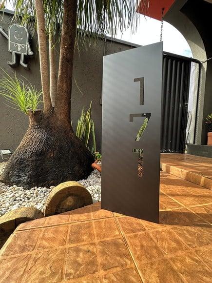 Totem Residencial Aço Carbono com Pé para Sustentação