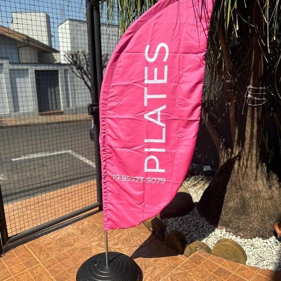Wind Banner com Haste Metálica e Piso