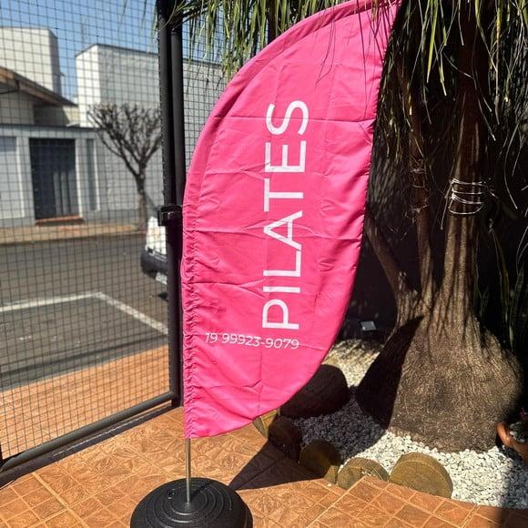 Wind Banner com Haste Metálica e Piso