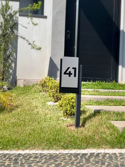 Algarismo Residencial Acm com Inox - 40x22,5 Pé para Jardim