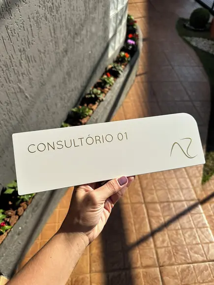 Placa - Favor Manter a Porta Fechada - Modelo Caulim 30x10,5