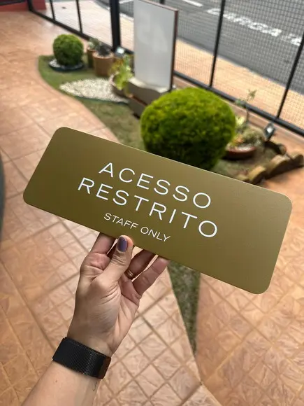 Placa - Favor Manter a Porta Fechada - Modelo Caulim 30x10,5