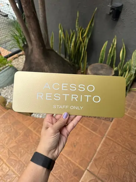 Placa - Favor Manter a Porta Fechada - Modelo Caulim 30x10,5