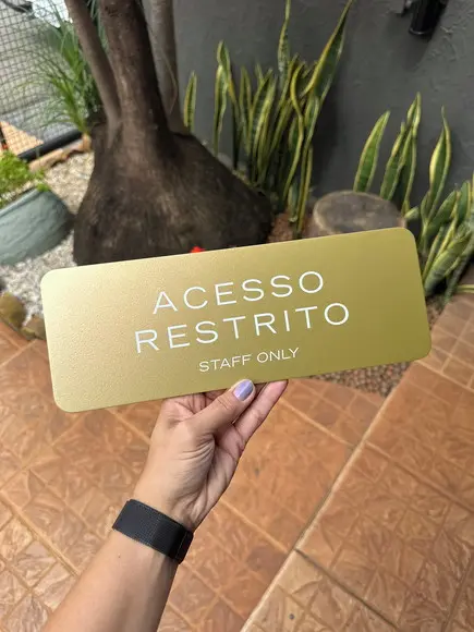 Placa - Favor Manter a Porta Fechada - Modelo Caulim 30x10,5