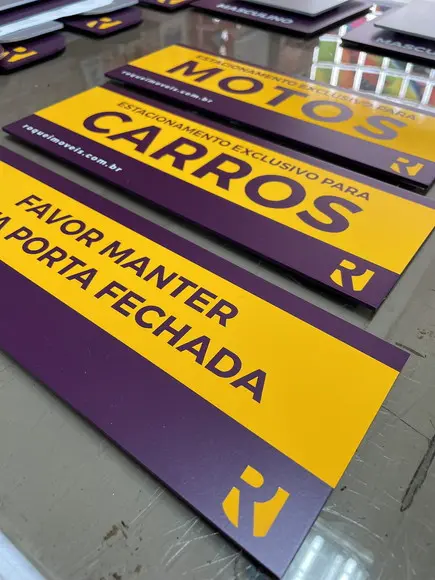 Placa - Favor Manter a Porta Fechada - Modelo Caulim 30x10,5