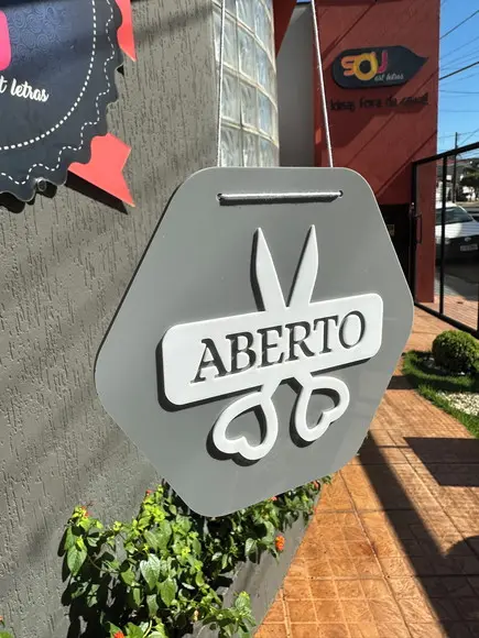 Placa de Acrílico + Sobreposição em Acrílico Aberto Fechado