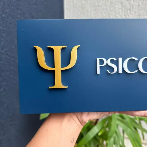 Placa de Comércio Acm com Sobreposição em Acrílico 30x13