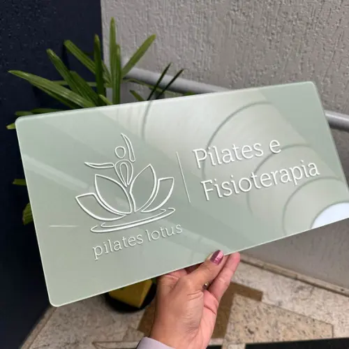 Placa de Comércio Acrílico - Aplicação Adesivo Frontal 40x24