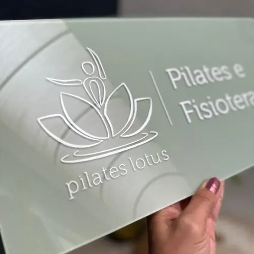 Placa de Comércio Acrílico - Aplicação Adesivo Frontal 40x24