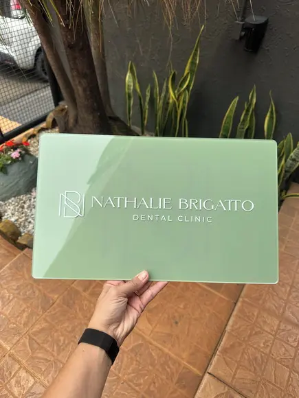 Placa de Comércio Acrílico - Aplicação Adesivo Frontal 40x24