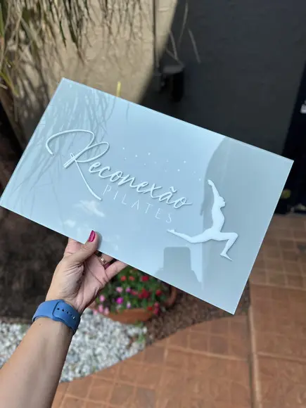 Placa de Comércio com Sobreposição em Acrílico - 40x24