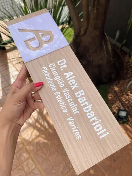 Placa de Id de Sala - Modelo Fuchsita mdf e Acrílico