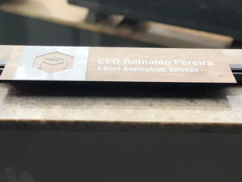 Placa de Id de Sala - Modelo Fuchsita mdf e Acrílico