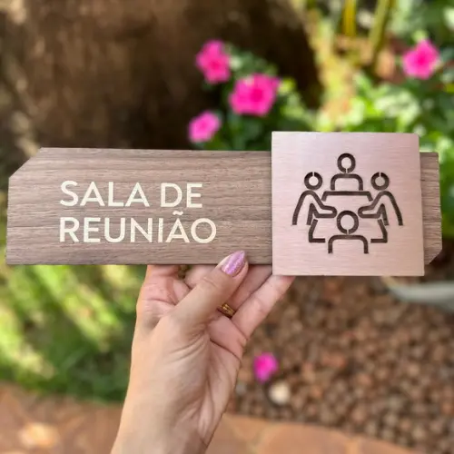 Placa de Id de Sala - Modelo Fuchsita mdf e Inox