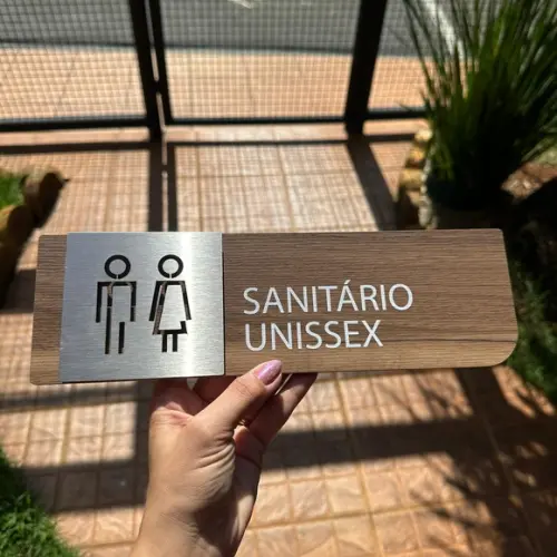 Placa de Id de Sala - Modelo Fuchsita mdf e Inox