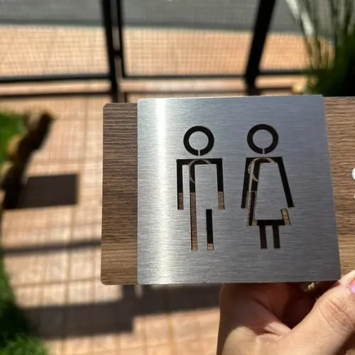 Placa de Id de Sala - Modelo Fuchsita mdf e Inox