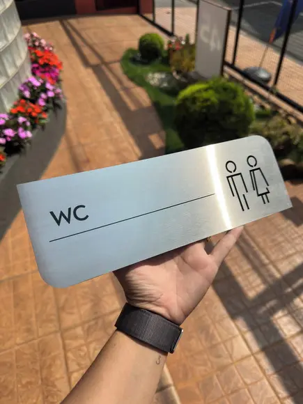 Placa de Identificação de Sala - Caulim 25,5x8 Inox