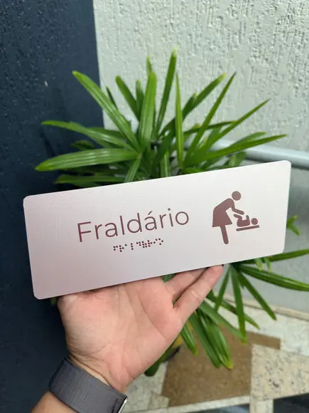 Placa de Identificação de Sala - Caulim 32x10,5 Braille