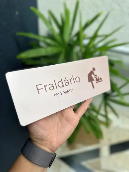 Placa de Identificação de Sala - Caulim 32x10,5 Braille