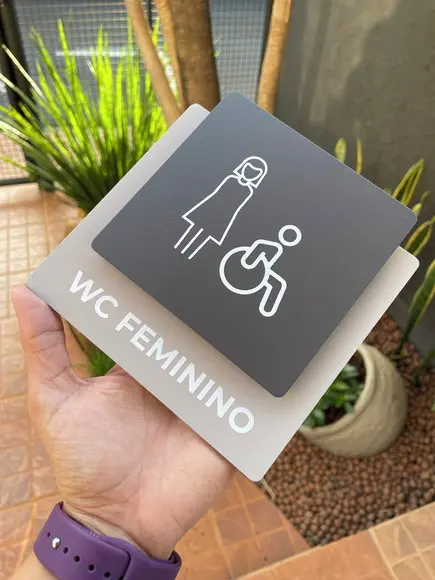 Placa de Identificação de Sala - Modelo Ágata