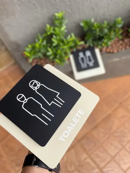 Placa de Identificação de Sala - Modelo Ágata