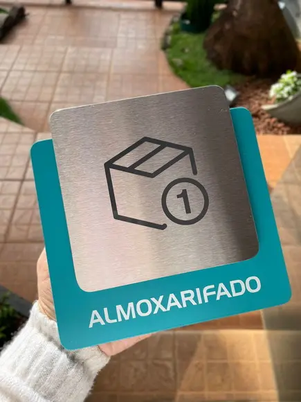Placa de Identificação de Sala - Modelo Ágata Inox