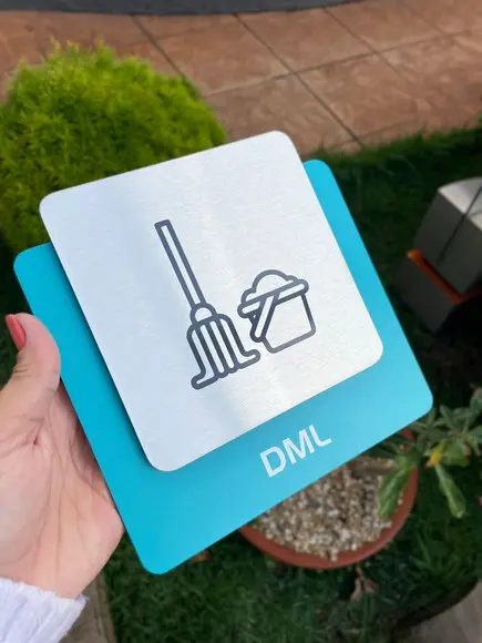 Placa de Identificação de Sala - Modelo Ágata Inox
