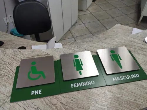 Placa de Identificação de Sala - Modelo Ágata Inox