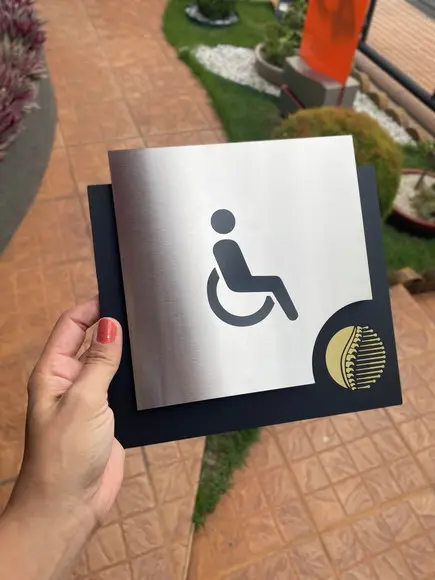 Placa de Identificação de Sala - Modelo Ágata Inox Person