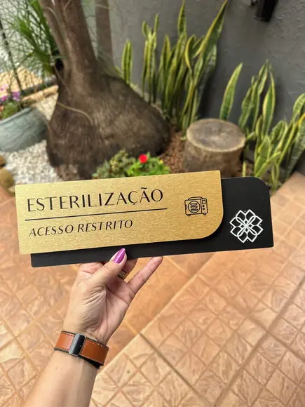 Placa de Identificação de Sala - Modelo Ametista