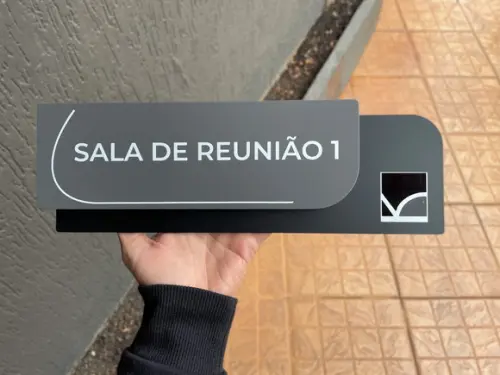 Placa de Identificação de Sala - Modelo Ametista