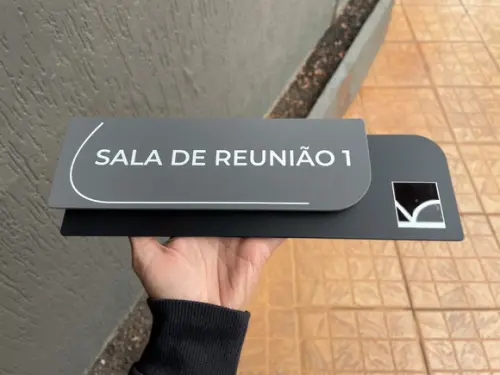 Placa de Identificação de Sala - Modelo Ametista