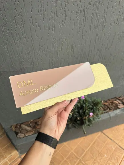 Placa de Identificação de Sala - Modelo Ametista Acrílico