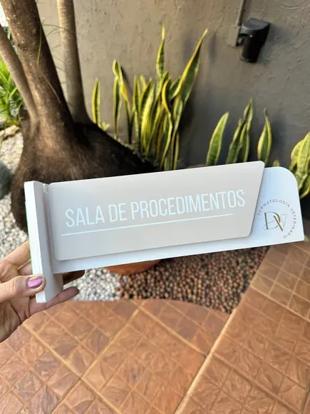 Placa de Identificação de Sala - Modelo Ametista Bandeira