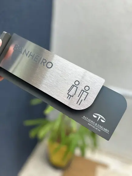 Placa de Identificação de Sala - Modelo Ametista Bandeira