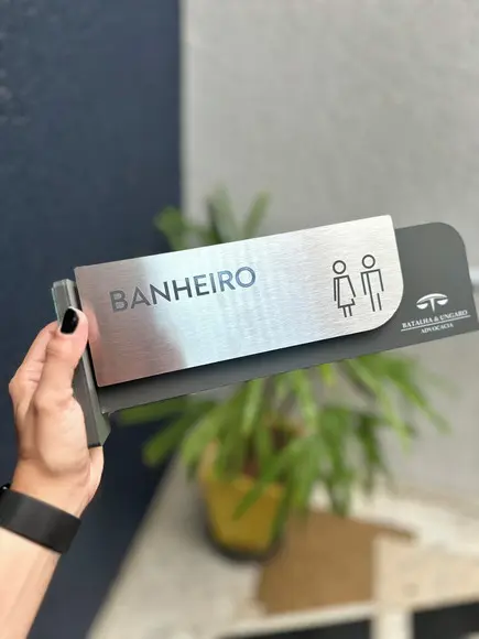 Placa de Identificação de Sala - Modelo Ametista Bandeira