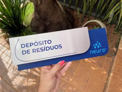 Placa de Identificação de Sala - Modelo Ametista Inox