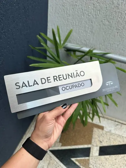 Placa de Identificação de Sala - Modelo Ametista Inox Flag