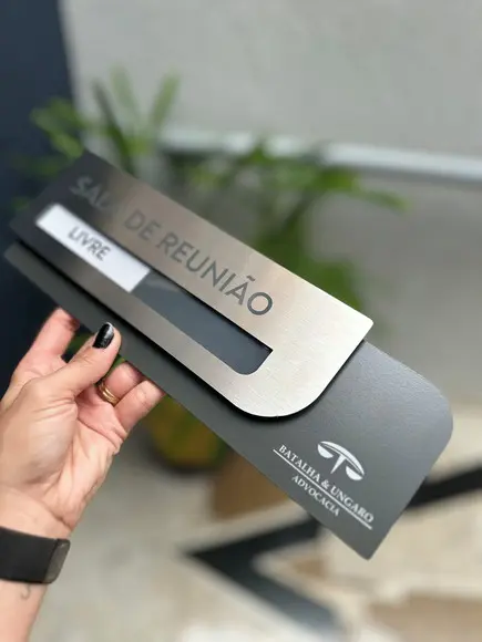 Placa de Identificação de Sala - Modelo Ametista Inox Flag