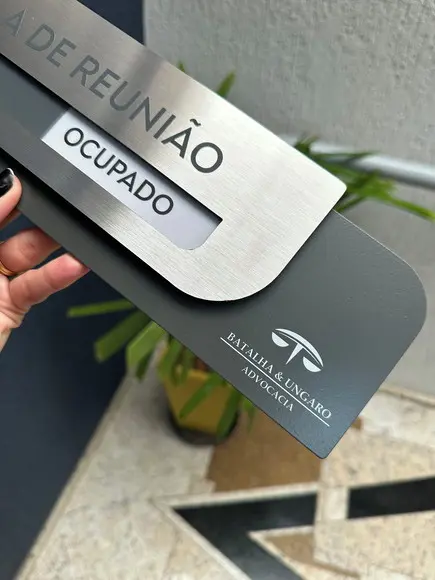 Placa de Identificação de Sala - Modelo Ametista Inox Flag