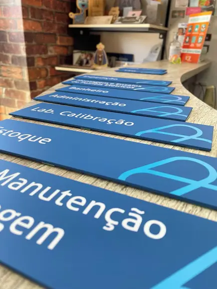 Placa de Identificação de Sala - Modelo Caulim 30x8