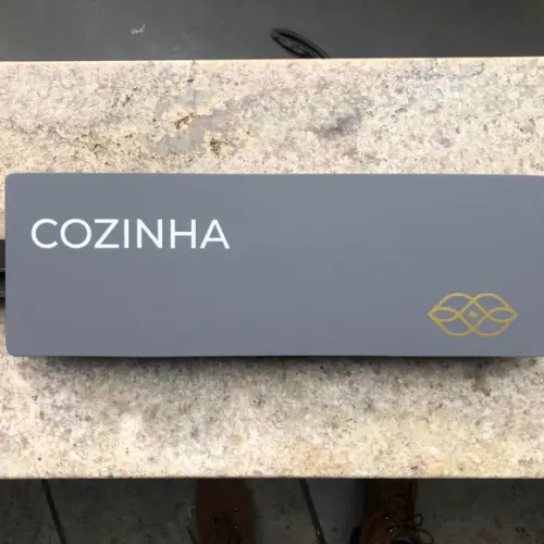 Placa de Identificação de Sala - Modelo Caulim 33x11,5