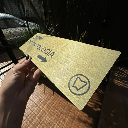 Placa de Identificação de Sala - Modelo Caulim Acrílico