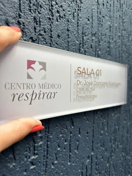 Placa de Identificação de Sala - Modelo Caulim Acrílico