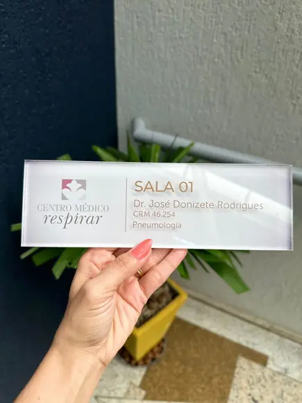 Placa de Identificação de Sala - Modelo Caulim Acrílico
